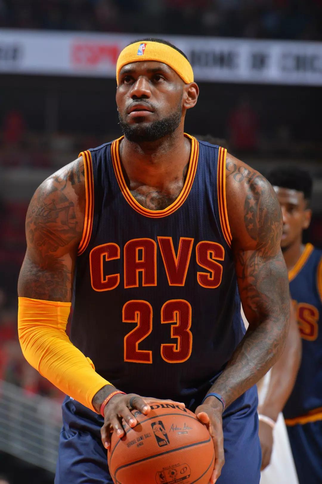 前锋关键射门锁定胜局（前锋致胜一击锁定胜利）