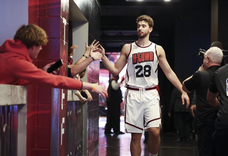 2025赛季，成都蓉城以红焰为刃、热血为甲，在三...（2025赛季，成都蓉城执红焰为刃、以热血为甲，向巅峰进击）