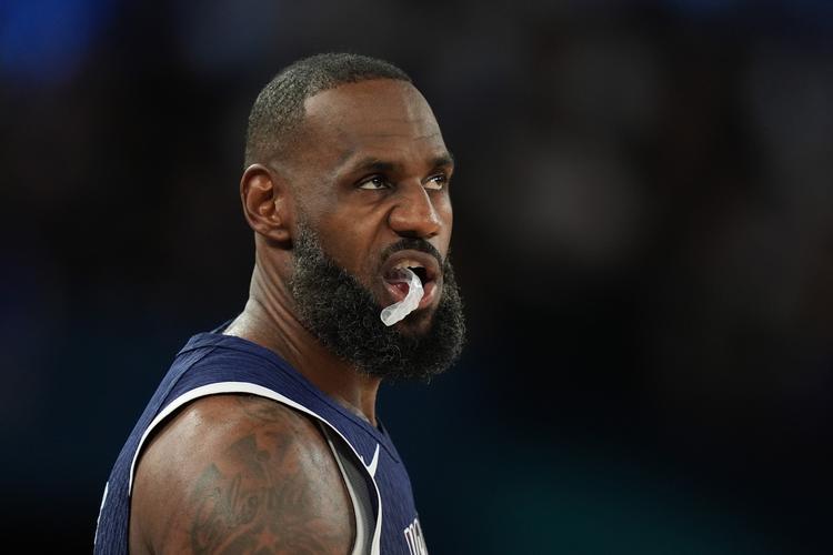 托特纳姆热刺被告知，他们“最大的错误”可以通过一月份引进明星中场球员来解决。（热刺被指只需在一月引进明星中场，便可弥补其“最大失误”）