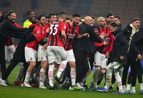 女生打高尔夫打中野鸭，鸭在湖中走，高尔夫从天上来（女子打高尔夫误中野鸭，鸭子湖中漫步，球从天而降）