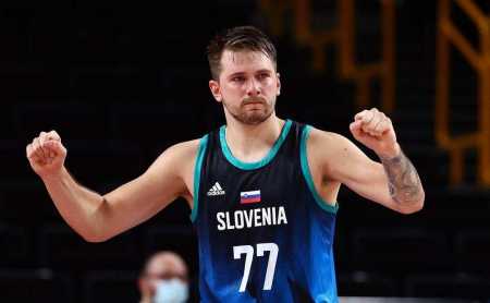 斯卢茨基：与广岛一战势均力敌，虽未取胜但对比赛质量满意（斯卢茨基：对阵广岛不落下风，虽未能取胜仍满意比赛水准）