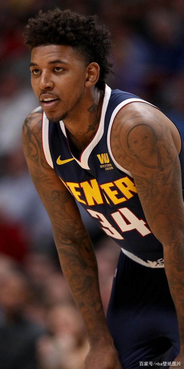 霍安说巴萨和切尔西上半场势均力敌，主持人：以为我们没看球吗？（霍安称巴萨与切尔西半场五五开，主持人反问：把我们当没看球的？）