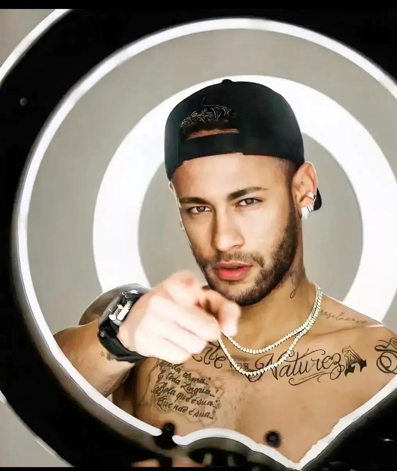 曼联迎战西汉姆联：德利赫特缺阵，阿莫林调整阵容（曼联战西汉姆联：德利赫特无缘出场，阿莫林调整首发）