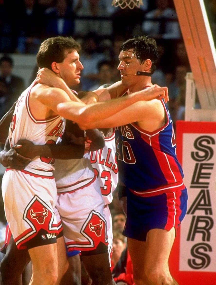 2026年F1全阵容敲定！角田裕毅降为储备车手，哈贾尔晋升搭档维斯塔潘（2026年F1阵容定案：角田裕毅改任预备车手，哈贾尔晋升与维斯塔潘搭档）