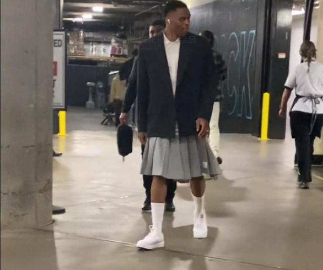 米切尔半场投篮12中7，三分5中3得到22分1板1助1断（米切尔半场砍22分，投12中7、三分5中3，外加1篮板1助攻1抢断）