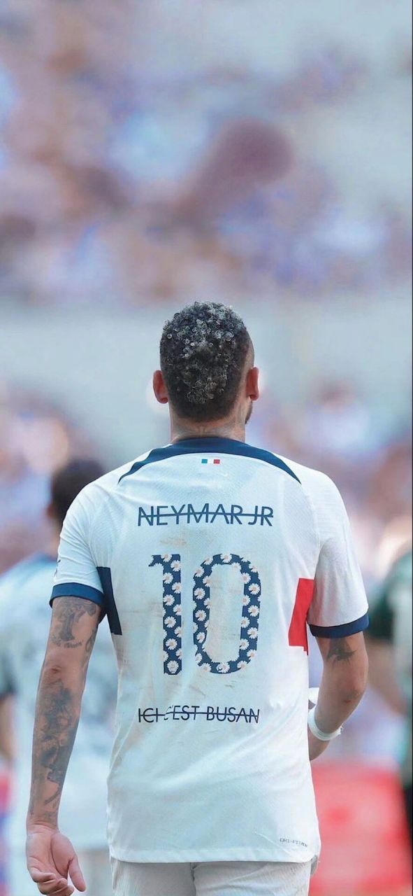 足球这项运动陪伴了我整个初高中，今天我十八岁了，...（今日十八，足球见证我的初高中）