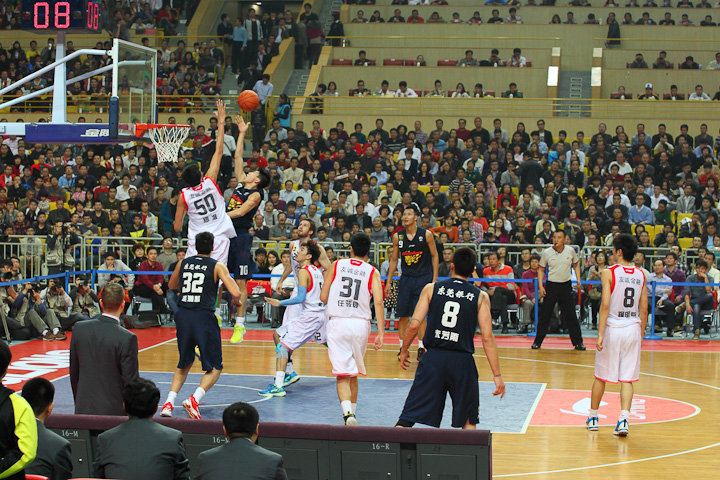 邮报：顺应英超形势，利兹今夏引援注重身体对抗和定位球能力（邮报：迎合英超趋势，利兹今夏引援侧重对抗强度与定位球能力）